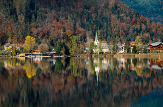 Herbststimmung in der Morgensonne im Kaisergebirge in den &ouml;sterreichischen Alpen mit Blick &uuml;ber den See zum Ort Walchsee in Tirol &Ouml;sterreich mit dem Hausberg im Hintergrund 