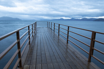 Fototapeta premium 曇天の湖