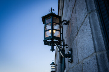 Fototapeta na wymiar Une lampe dans le Vieux-Québec près du chateau Frontenac.