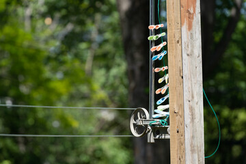 Attaches et corde à linge en été