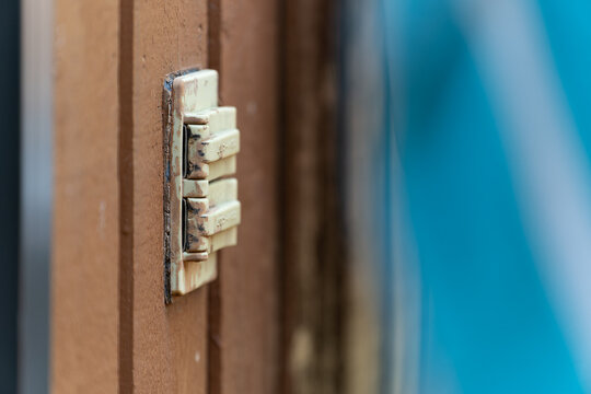Une prise de courrant ext&eacute;rieure en mauvais &eacute;tat.