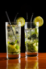 Coctail mojito con yerba buena y hielo