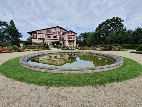 Bassin devant la Villa Arnaga