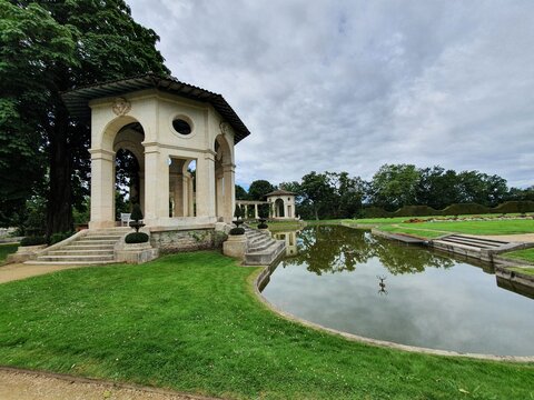 Kiosque dans les jardins de la Villa Arnaga
