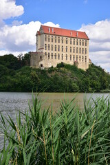 Fototapeta premium Plumlov Castle above the pond