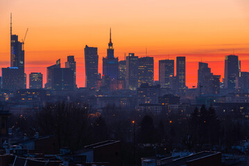 Panorama Warszawy o zachodzie słońca. Biurowce, wieżowce i pałac kultury widziany z góry