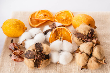 ドライフルーツとコットンボール
