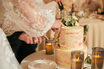 newlyweds cutting wedding cake at wedding