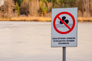 znak zakaz pływania jednostek motorowych 007