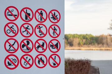 tablica informacyjna znaki zakazu na wakacjach - obrazy, fototapety, plakaty