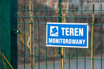tabliczka na ogrodzeniu teren monitorowany