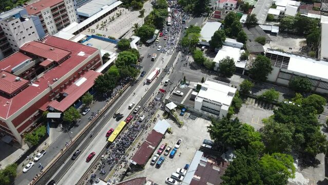 Personas caminando con vista a&eacute;rea de la ciudad
