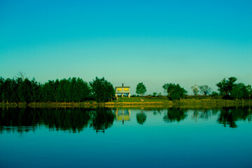 rancho en un humedal del rio parana , argentina