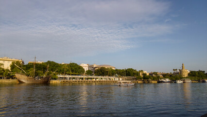 Obraz premium El río Guadalquivir pasando por la hermosa ciudad de Sevilla