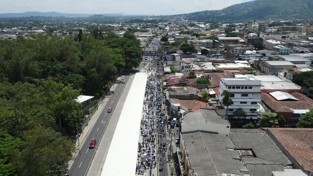 Personas marchando en la ciudad de San Salvador