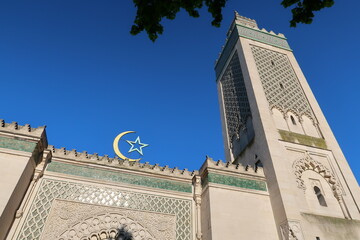 Façade et minaret de la Grande Mosquée de Paris, célèbre lieu de culte musulman français...