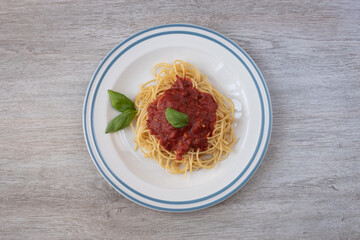 spaghetti with tomato sauce and basil