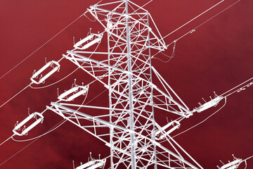 Duże słupy energetyczne z przewodami elektrowni dostarczają prąd elektryczny do miasta