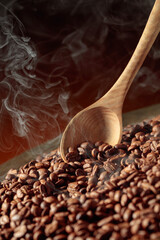 Obraz premium Coffee beans are smoky in a roasting pan.