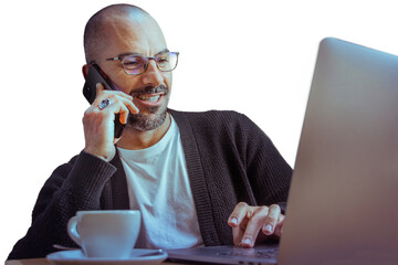 Imagen con fondo transparente de hombre de negocios sonriente hablando por telefono al celular y trabajando en la computadora con un café - obrazy, fototapety, plakaty