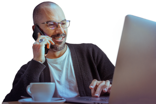 Imagen con fondo transparente de hombre de negocios sonriente hablando por telefono al celular y trabajando en la computadora con un café