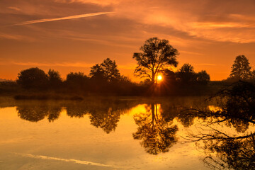 Fototapeta Jesienny wschód słońca nad dziką rzeką obraz