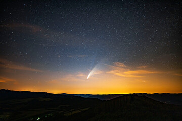 C/2020 F3 (NEOWISE) in the night sky. © JJ astrofotografia