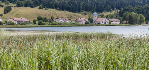 Le lac de l'Abbaye est un lac glaciaire du Jura français près de Saint-Laurent-en-Grandvaux, sur...