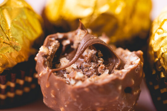 Bombom Ferrero Rocher em fotografia macro. Delicioso bombom com avel&atilde;.