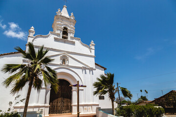 Obraz premium Fachada de iglesia con fondo de cielo azul.