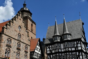 Fototapeta premium Weinhaus, Kirchturm und Altes Rathaus in Alsfeld