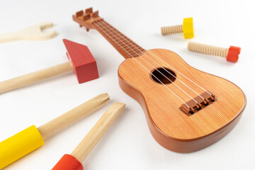 おもちゃの工具とギター。楽器の修理イメージ