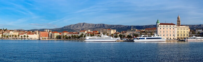Obraz premium Panoramic view of Split old town with harbor in Sunny day, Croatia