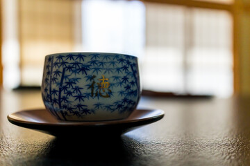 急須で注がれた緑茶