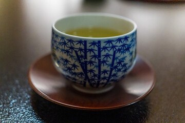 急須で注がれた緑茶