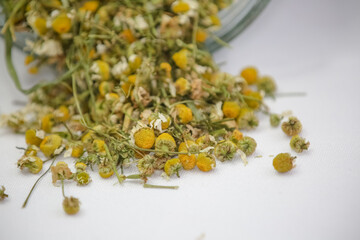 Erva de camomila no frasco de vidro chá para acalmar e dormir tranquilo.
