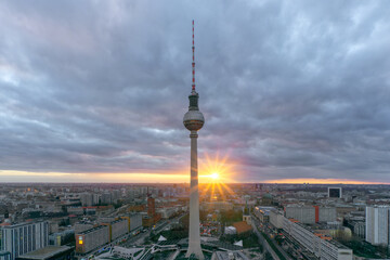 Fototapeta premium Fernsehturm Berlin im Sonnenlicht