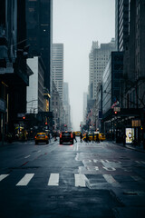 Foggy street scene in New York City - obrazy, fototapety, plakaty