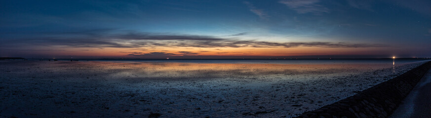 Fototapeta na wymiar sunset over the wadden sea