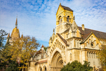 Obraz premium Jaki Chapel scenic view at fall in Budapest Vajdahunyad Castle