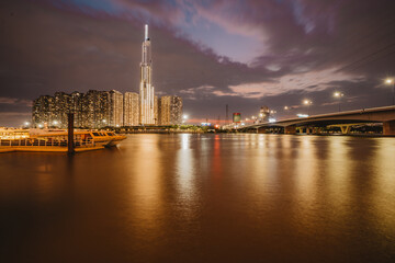 Obraz premium Beautiful Sunset at Landmarks 81 Ho Chi Minh City, the tallest building in Vietnam, with Vietnam flag on the top building. Travel concept