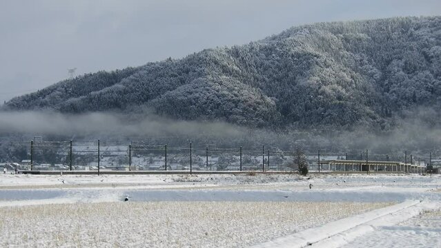 北陸本線余呉駅に到着する223系新快速