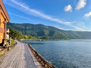 Fototapeta na wymiar 青森県湖畔から田沢湖を望む