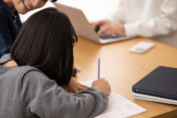 Fototapeta premium リビングで勉強する子ども 