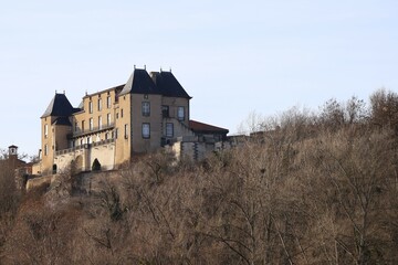 Fototapeta na wymiar Le château, vu de l'extérieur village de Pont du Château, département du Puy de Dome, France