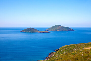 Obraz premium Landscape of beach, hills and atlantic ocean of beautiful Ring of Kerry, Ireland. Travel destination for many tourists