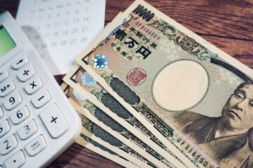 一万円札とカレンダー