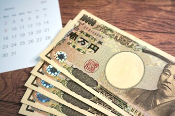 一万円札とカレンダー