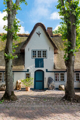 Der Eingangsbereich mit Tür eines Ferienhauses mit Reetdach in Norddeutschland