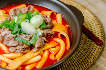 Tteokbokki, Stir-fried Rice Cake : Sliced rice cake bar (garaetteok) or thin rice cake sticks (Tteokbokkitteok) stir-fried in a spicy gochujang sauce with vegetables and fish cakes.